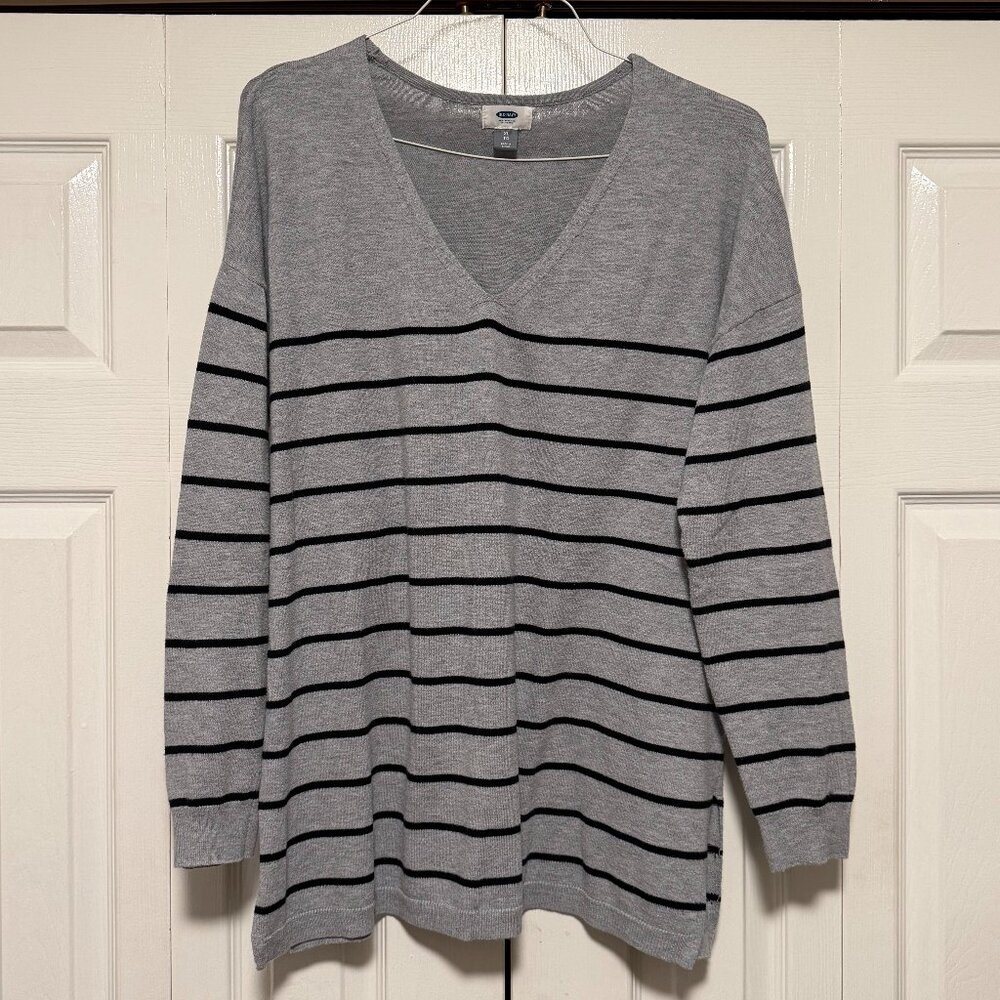 Old Navy Gray Striped V Neck Lightweight Top Sweater Women’s SZ XL